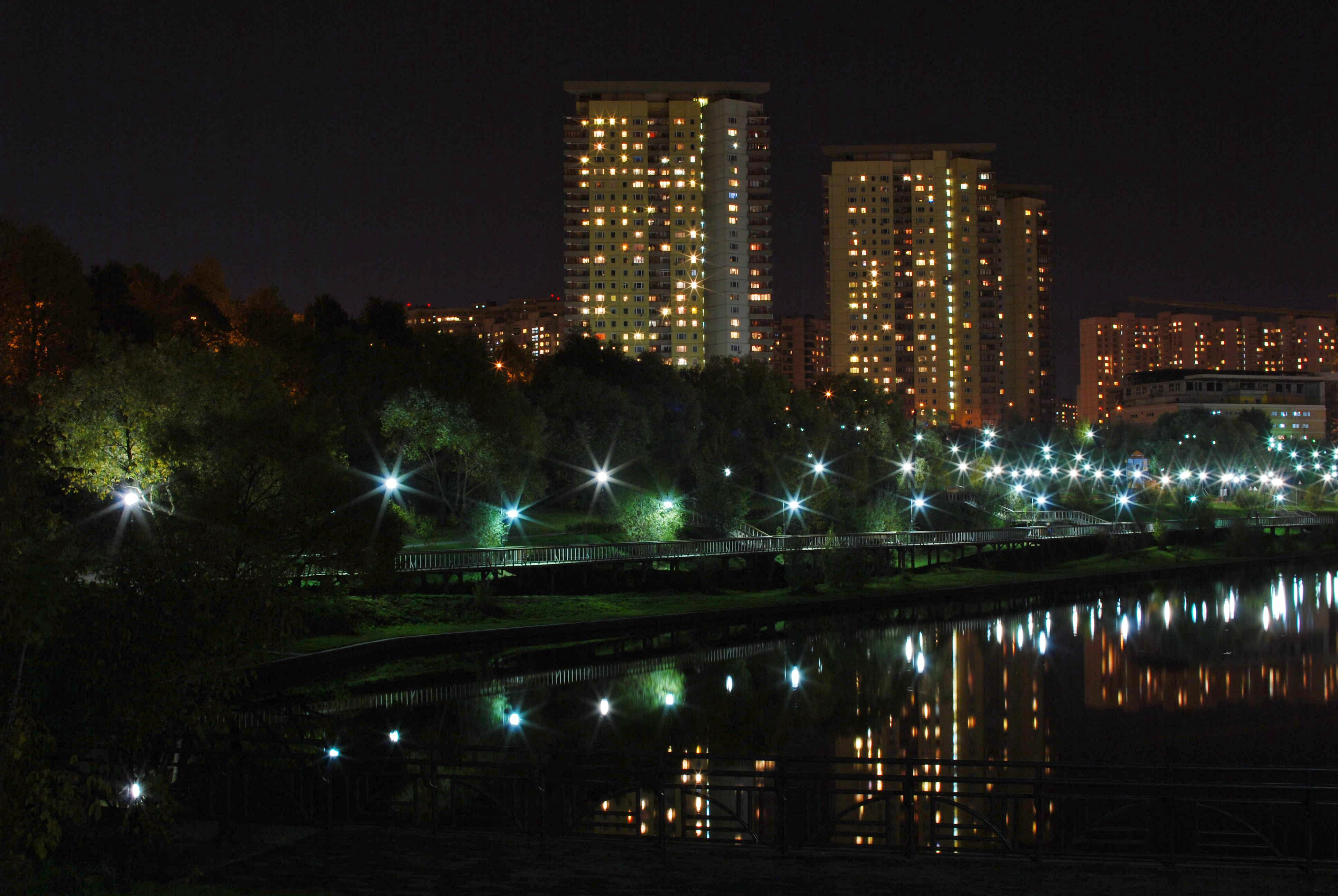 Вечер 4 3 24. Тропарево-Никулино ночью. Парк Тропарево ночью. Парк олимпийской деревни в Москве ночью. Парк школьников тропарёво-Никулино ночью.